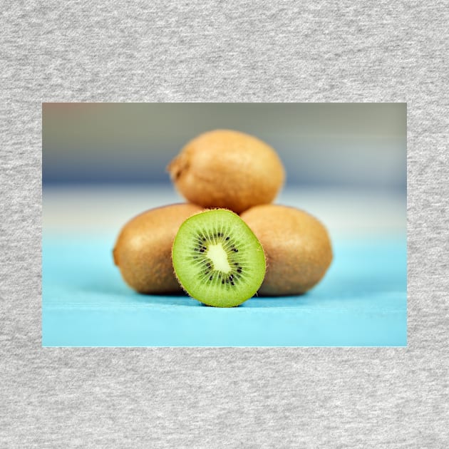 Fresh kiwi fruits by naturalis